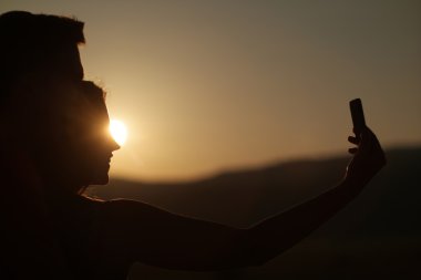 Arkadaşlarım selfie günbatımı sırasında alarak birkaç. Modern conce