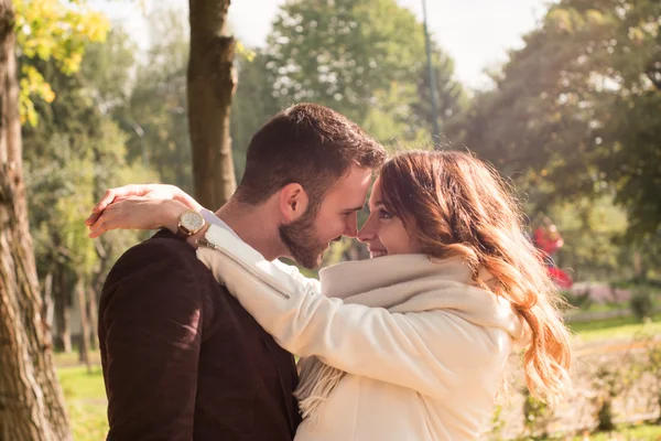 Pareja en el parque de otoño — Foto de Stock