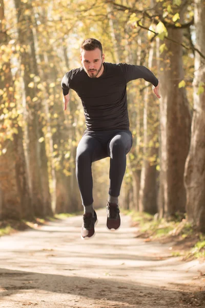 Άθλημα που τρέχει ο άνθρωπος στο σταυρό χώρα τρέξιμο ιχνών. Fit αρσενικό δρομέας π.χ — Φωτογραφία Αρχείου