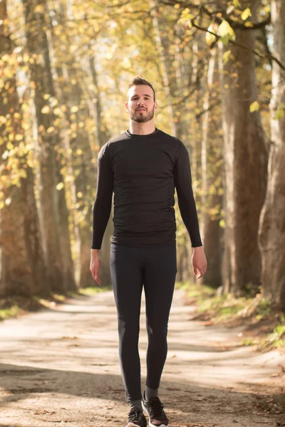 Corredor descansando cansado y agotado después de correr. Jogging man ta — Foto de Stock