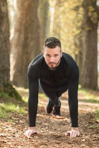 Foto de buen chico guapo al aire libre por la mañana. Joven haciendo — Foto de Stock