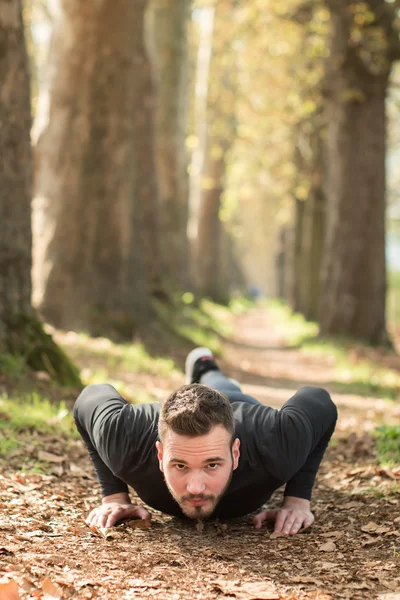 Fotografie cu un tip frumos în aer liber dimineaţa. Tineri care fac — Fotografie, imagine de stoc