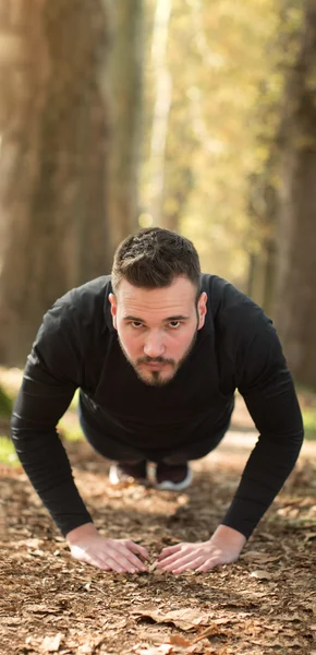 Foto de buen chico guapo al aire libre por la mañana. Joven haciendo —  Fotos de Stock