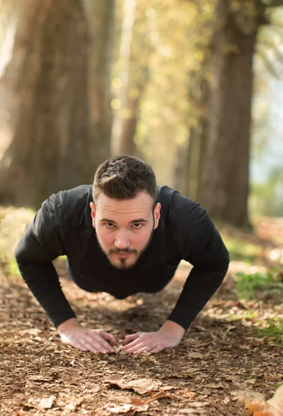 Foto di bel ragazzo bello all'aperto al mattino. Giovane che fa — Foto Stock