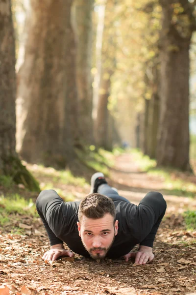 Foto de buen chico guapo al aire libre por la mañana. Joven haciendo — Foto de Stock