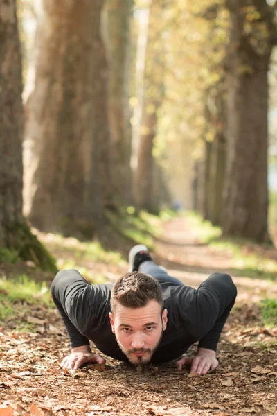 Foto de buen chico guapo al aire libre por la mañana. Joven haciendo — Foto de Stock