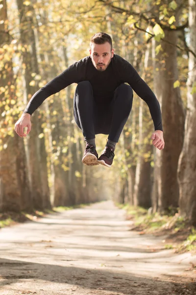 Hombre de carreras deportivas en cross country trail run. Ajuste corredor masculino ex — Foto de Stock