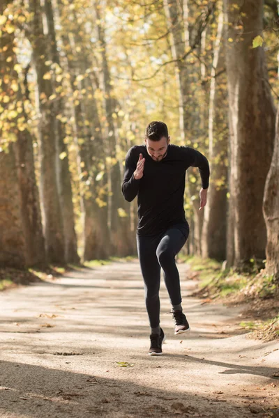 Hombre corredor corriendo en sprint de entrenamiento de carretera para correr maratón. Spo. — Foto de Stock