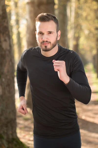 Foto de buen chico guapo al aire libre por la mañana. Joven hombre mirando — Foto de Stock