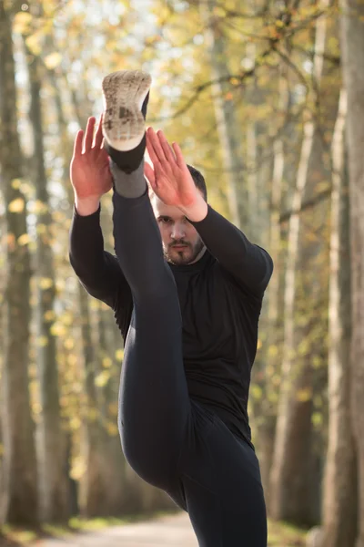 Läufer beim Stretching im Park / Jogger beim Stretching — Stockfoto