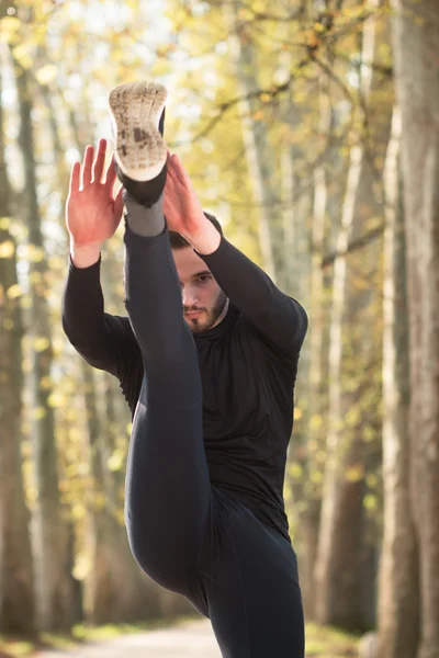 Läufer beim Stretching im Park / Jogger beim Stretching — Stockfoto