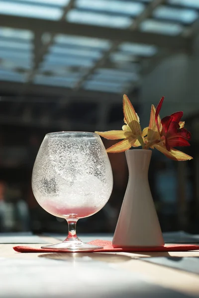 Mesa servida no café terraço de verão — Fotografia de Stock