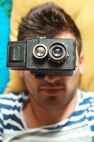 Joven usando una cámara vintage — Foto de Stock