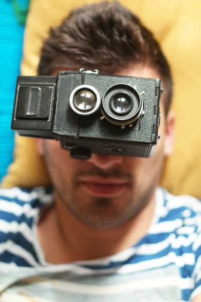 Joven usando una cámara vintage — Foto de Stock