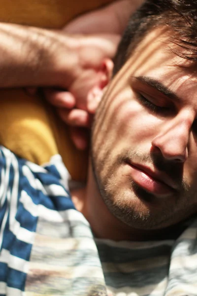 Triest naakte man zit bij het raam met schaduwen van de blinds op — Stockfoto