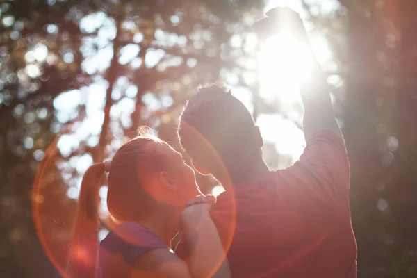 Casal adulto com mochilas caminhadas na bela floresta e m — Fotografia de Stock