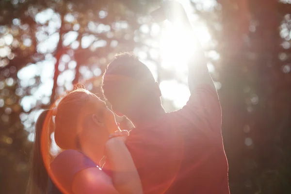 Pareja adulta con mochilas de senderismo en el hermoso bosque y m — Foto de Stock