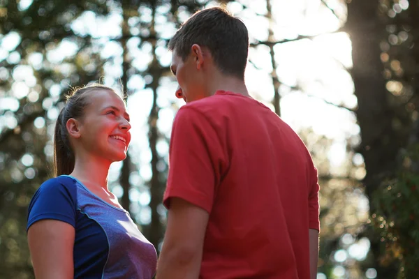 Gelukkige paar omarmen bij zonsondergang in de natuur — Stockfoto