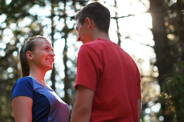 Pareja feliz abrazándose al atardecer en la naturaleza — Foto de Stock