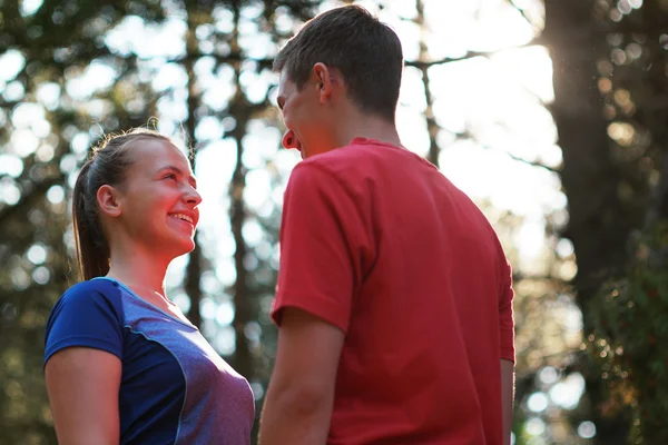 Pareja feliz abrazándose al atardecer en la naturaleza — Foto de Stock