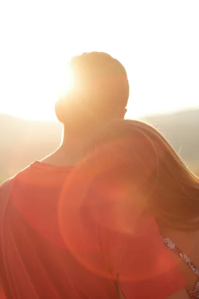 Silhueta de um casal amoroso ao pôr do sol — Fotografia de Stock