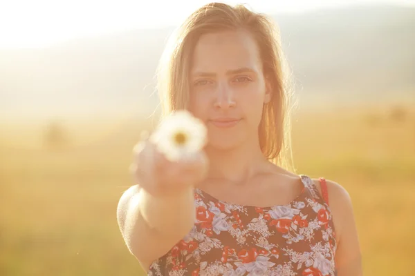 A Beautiful woman enjoying daisy in a field — Stock Photo, Image