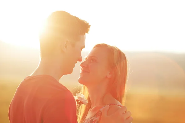 Silhueta de um casal amoroso ao pôr do sol — Fotografia de Stock