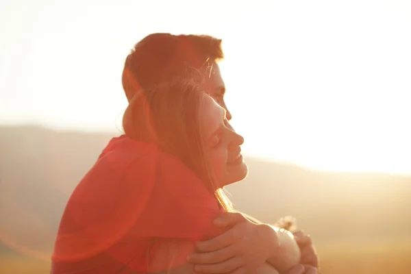 Silhouette d'un couple amoureux au coucher du soleil — Photo