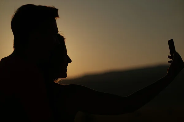 Paar beste vrienden nemen selfie tijdens zonsondergang. Moderne conce — Stockfoto