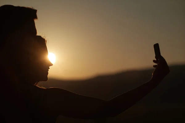 Paar beste vrienden nemen selfie tijdens zonsondergang. Moderne conce — Stockfoto