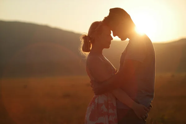 Açık portresi şehvetli genç şık moda çift embraci