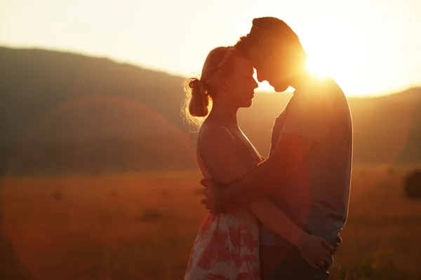 Sensual retrato al aire libre de joven elegante pareja de moda embraci — Foto de Stock