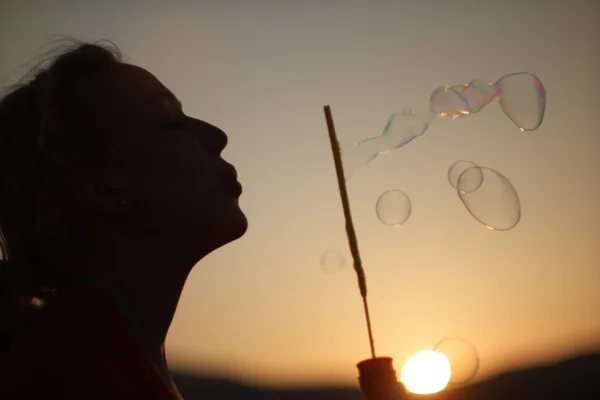 Boldog buborékokat eregetett a parkban a naplemente. Instagram hang, ret — Stock Fotó
