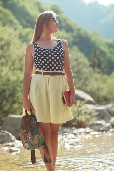 Tramp mladá žena s batohem, procházky v horách v summ — Stock fotografie