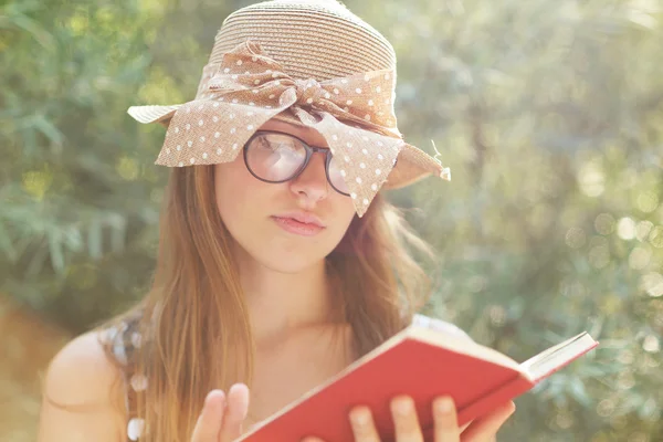 Piękny kraj dziewczyna czytając książkę w przyrodzie, ciesząc się słoneczną — Zdjęcie stockowe