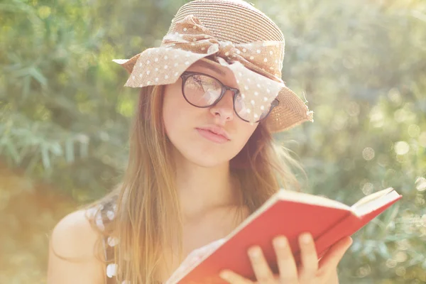 Doğada, bir kitap okumak güzel köylü kız güneşli zevk — Stok fotoğraf