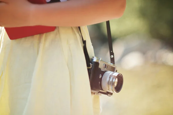 Jeune photographe femme tenant un appareil photo vintage . — Photo
