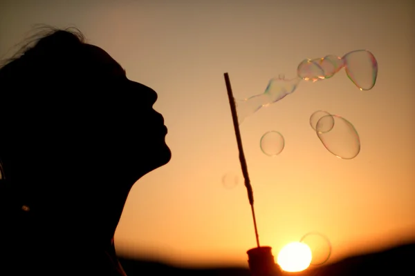 Boldog buborékokat eregetett a parkban a naplemente. Instagram hang, ret — Stock Fotó