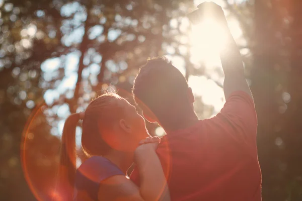 Volwassen paar met rugzakken wandelen in de prachtige bossen en m — Stockfoto