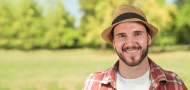 doğada trendy genç bir adam portresi