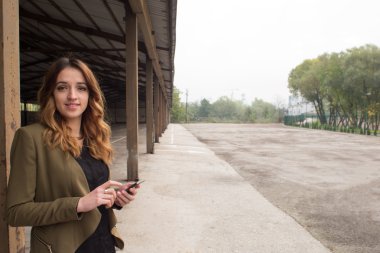 Kadın site Yöneticisi kullanarak telefon iletişim kurmak