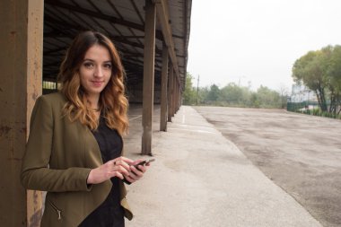 Kadın site Yöneticisi kullanarak telefon iletişim kurmak