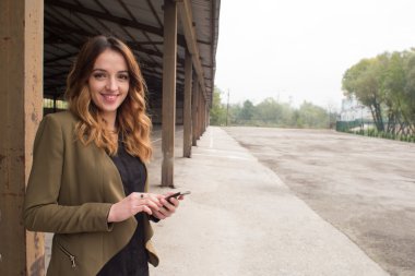 Kadın site Yöneticisi kullanarak telefon iletişim kurmak