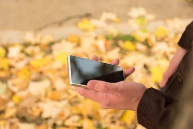 Dışarıda cep telefonu kullanan bir adam..