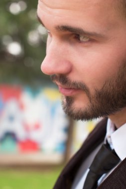 Altın sonbahar keyfi ağaç üzerinde rahatlatıcı adam portresi denize düşmek