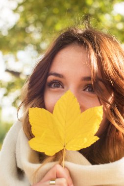 Sonbahar modeli, parlak makyaj. arka plan sonbahar manzara kadın