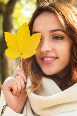 Sonbahar modeli, parlak makyaj. arka plan sonbahar manzara kadın