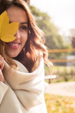 Sonbahar modeli, parlak makyaj. arka plan sonbahar manzara kadın