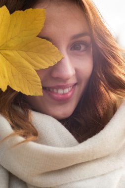 Sonbahar modeli, parlak makyaj. arka plan sonbahar manzara kadın