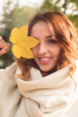 Sonbahar modeli, parlak makyaj. arka plan sonbahar manzara kadın